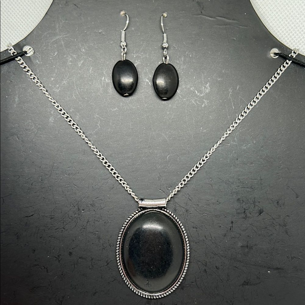 Elegant Black Jewelry Set 2D